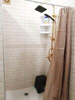 Artículos de tocador gratuitos, secador de pelo, batas, pantuflas