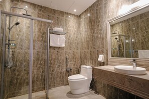Regendusche, kostenlose Toilettenartikel, Haartrockner, Bademäntel