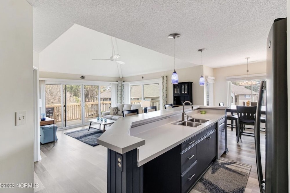 New listing!!! Modern 2 bedroom/2 bath Condo 3 miles from Sunset Beach