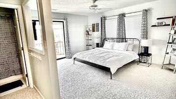 2 habitaciones, escritorio y tabla de planchar con plancha