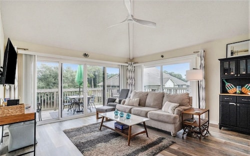 Modern 2 bedroom/2 bath Condo 3 miles from Sunset Beach