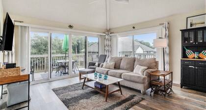 Modern 2 bedroom/2 bath Condo 3 miles from Sunset Beach