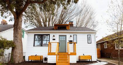 Gorgeous Modern Getaway w/ Peloton & Dual Monitors WFH set-up