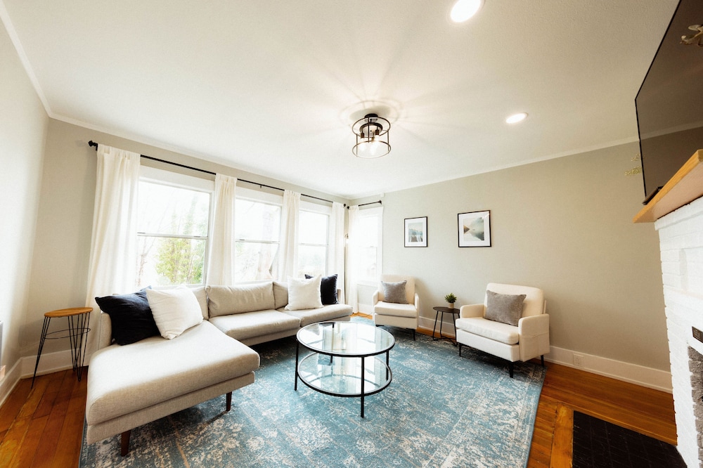 Gorgeous Modern Getaway w/ Peloton & Dual Monitors WFH set-up