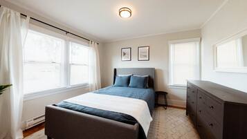 4 bedrooms, desk, travel crib, WiFi
