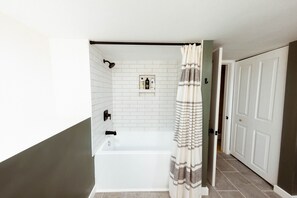 Douche, sèche-cheveux, serviettes fournies, savon