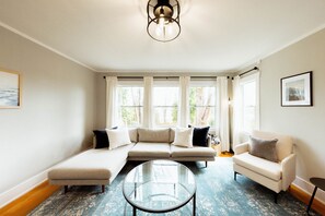 Smart-TV, Kamin, Bücher, Computerbildschirme