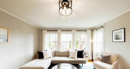 Gorgeous Modern Getaway w/ Peloton & Dual Monitors WFH set-up