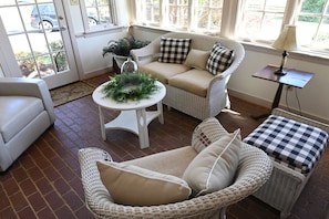 Smart TV, chimenea y libros 