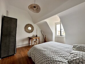 3 soverom, skrivebord og sengetøy