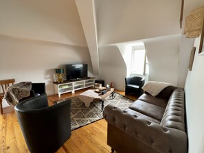 TV, bøker og stereoanlegg