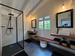 Dusche, Haartrockner, Handtücher, Shampoo