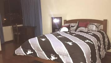 2 bedrooms, desk, Internet, bed sheets