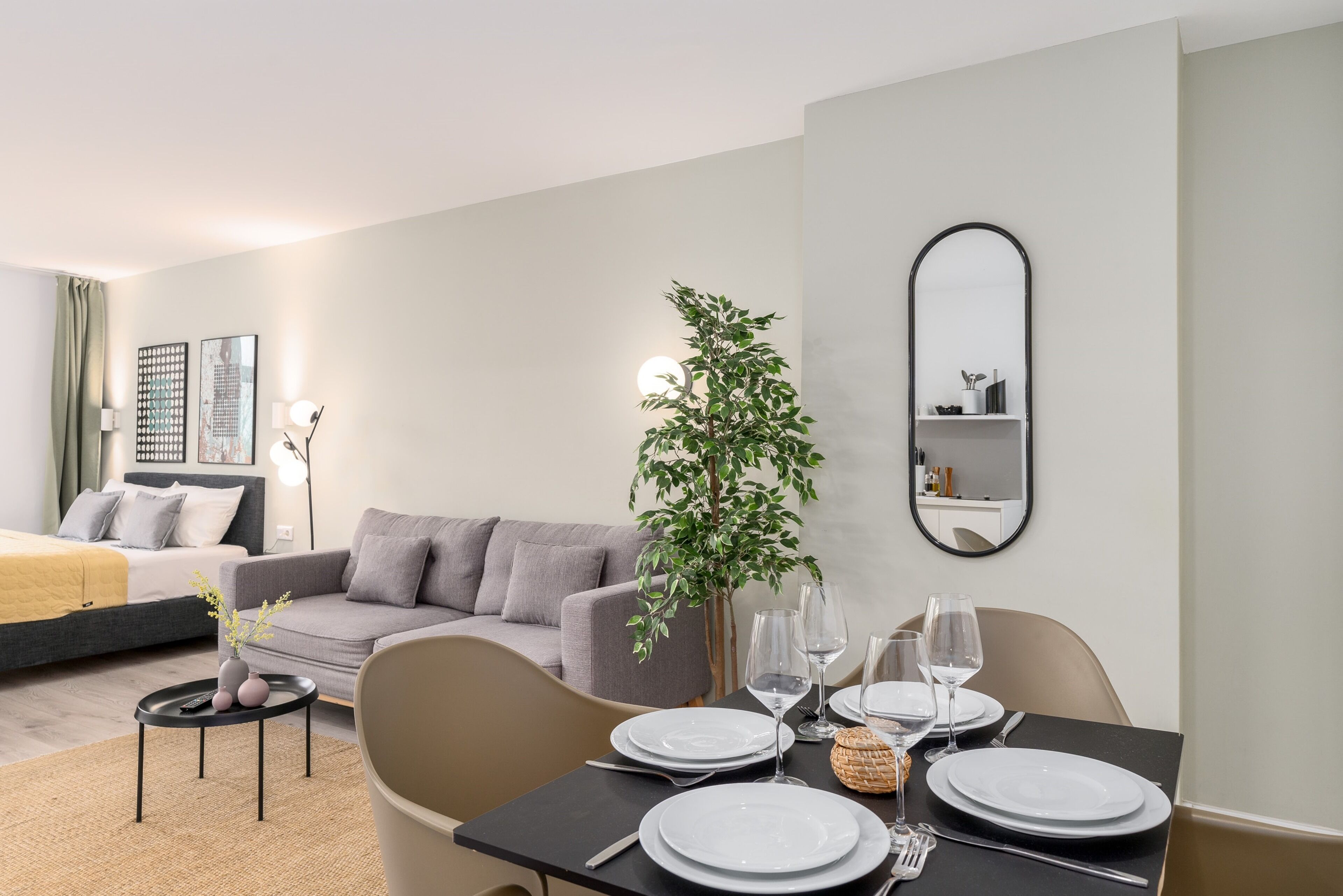 Deluxe Studio | Área de sala de estar | Smart TV de 50 pulgadas con canales digitales, televisión y Netflix 