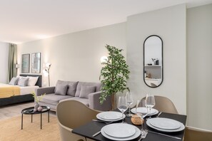 Deluxe Studio | Living area | 50-inch Smart TV with digital channels, TV, Netflix - BRIGHT Dortmund City Center (Dortmund)