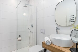 Een douche, een regendouche, gratis toiletartikelen, een haardroger