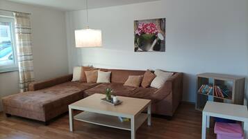 Fernseher, Tischtennisplatte, Bücher