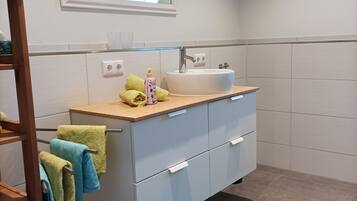 Dusche, Haartrockner, Handtücher, Seife