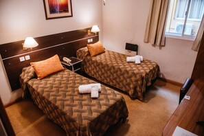 Habitación básica con 1 cama doble o 2 individuales, 2 camas individuales | Baño | Ducha y bañera combinadas, cabezal de ducha tipo lluvia, bidé y toallas