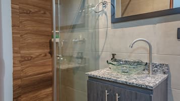 Douche, douche à « effet pluie », serviettes fournies, savon