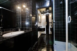 Dusche, Haartrockner, Bidet, Handtücher