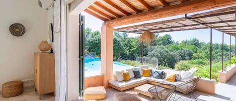 Smart TV, lareira, videogames, DVD player