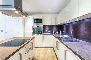 Fridge, microwave, oven, stovetop - Beautiful Open Plan Garden Flat (London)