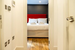 2 bedrooms, iron/ironing board, internet, bed sheets - Trendy Kings Cross Flat (London)