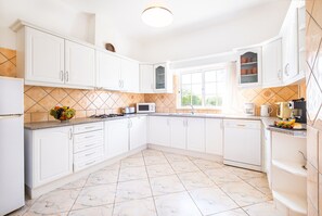 Fridge, microwave, oven, stovetop - Single-storey villa with private pool & BBQ (Albufeira)