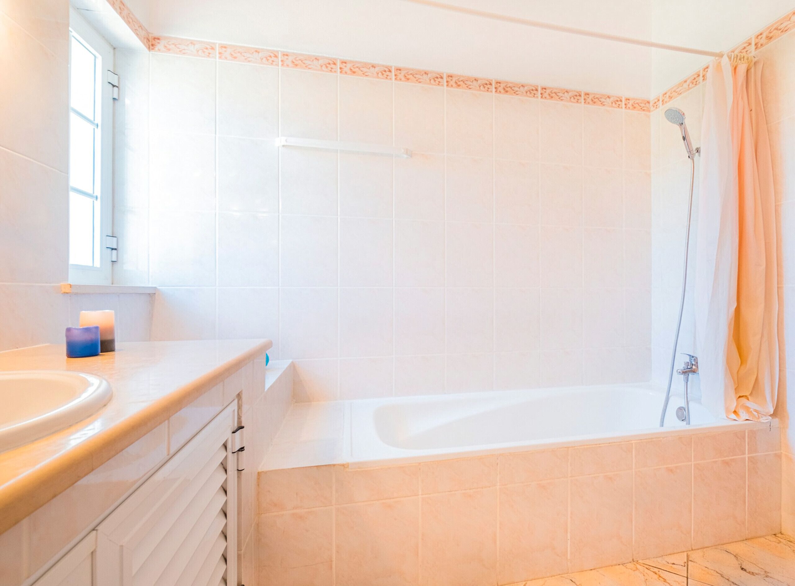 Bañera, secador de pelo y toallas