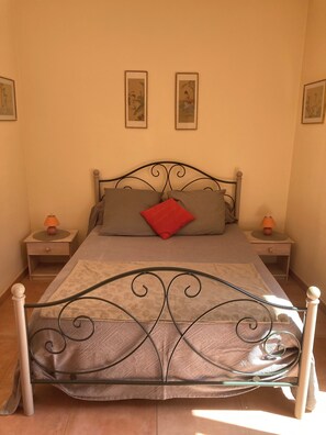 2 slaapkamers, een strijkplank/strijkijzer, reisbedje, gratis wifi