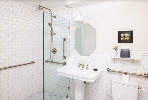 Douche, sĂšche-cheveux, serviettes fournies, savon