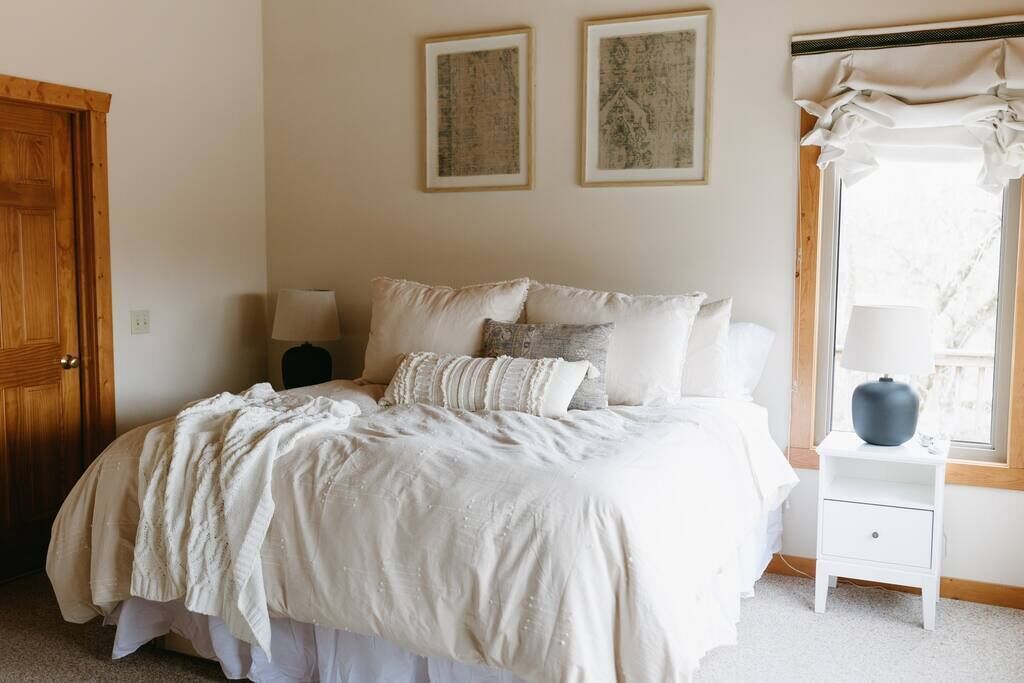 NEW! | Cozy & Secluded Retreat | Hot Tub & Firepit