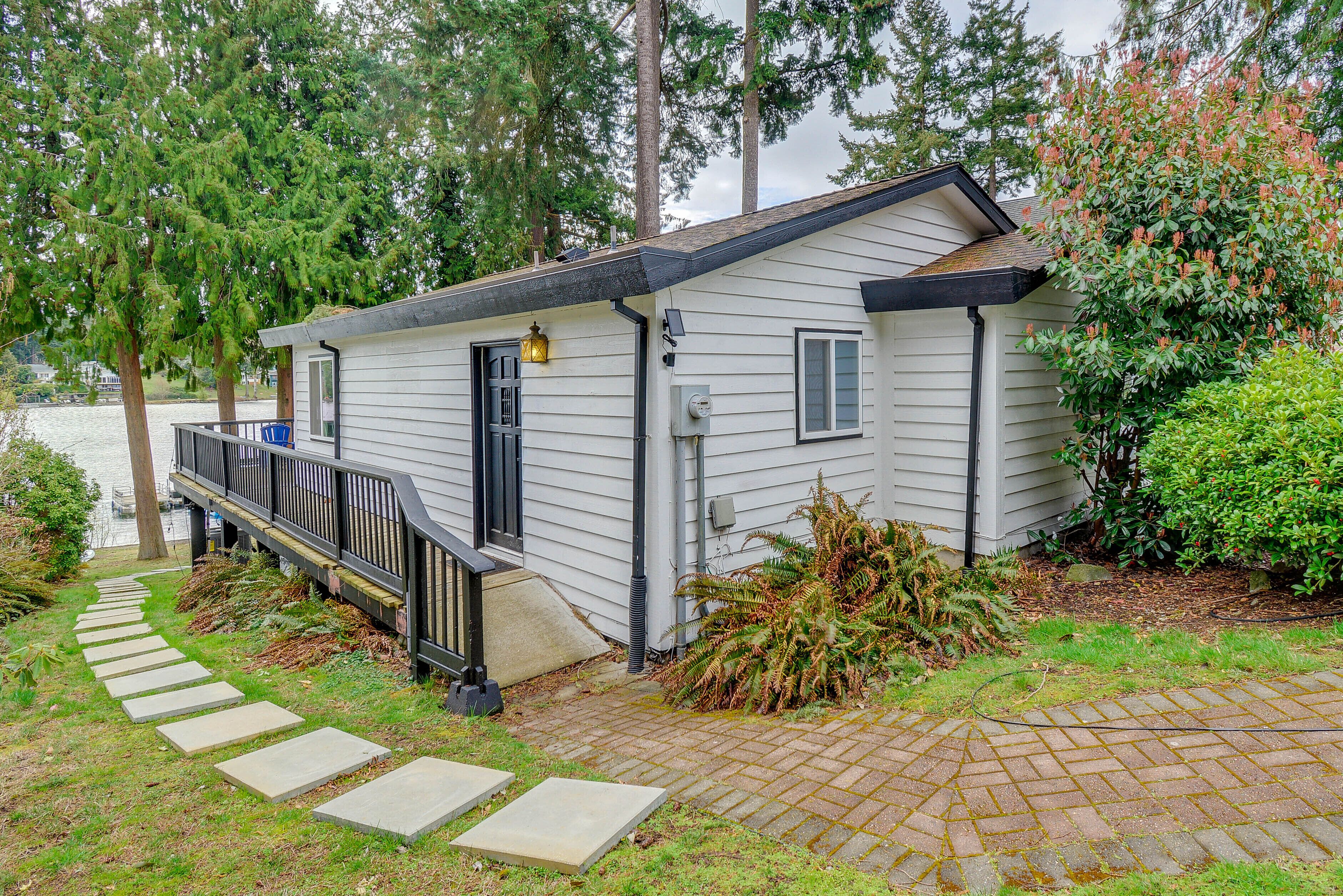 Waterfront Cottage on Angle Lake w/ Private Deck