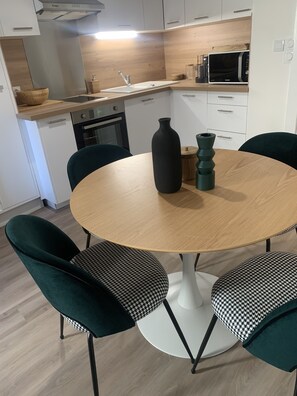 Jääkaappi, uuni, liesi, vedenkeitin
