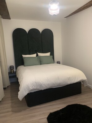 1 slaapkamer, een bureau, een strijkplank/strijkijzer, wifi