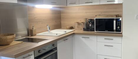 Refrigerador, horno, parrilla de estufa y tetera eléctrica
