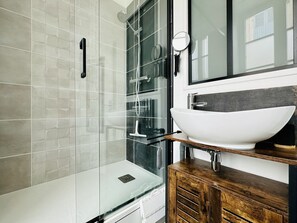 Douche, sèche-cheveux, serviettes fournies