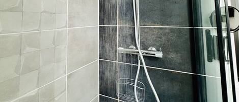 Douche, sèche-cheveux