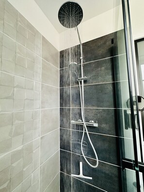 Dusche, Haartrockner, Handtücher