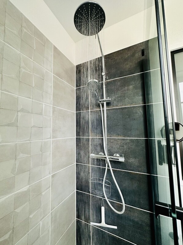 Dusche, Haartrockner, Handtücher