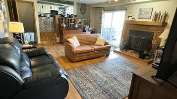 Smart TV, caminetto, lettore DVD