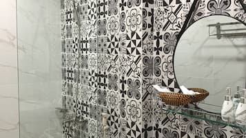 Habitación individual estándar | Baño | Amenidades de baño gratuitas, batas, pantuflas, bidet