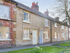 Exterior - 2 bedroom accommodation in Pickering (Pickering)