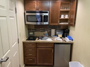 Kylskåp, mikrovågsugn, kaffe- och tebryggare och brödrost