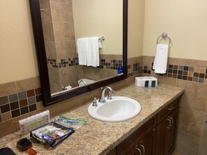 Asciugacapelli, asciugamani, sapone, shampoo