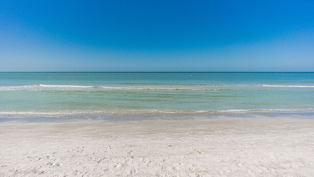A beach with clear skies and calm waters. - Private cottage | 50 steps to BEACH! (Indian Rocks Beach)