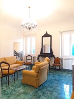 Apartamento | Zona de estar | Una televisión de pantalla plana