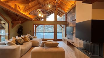 Een smart-tv, een open haard en een stereo