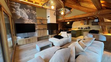 Een smart-tv, een open haard en een stereo